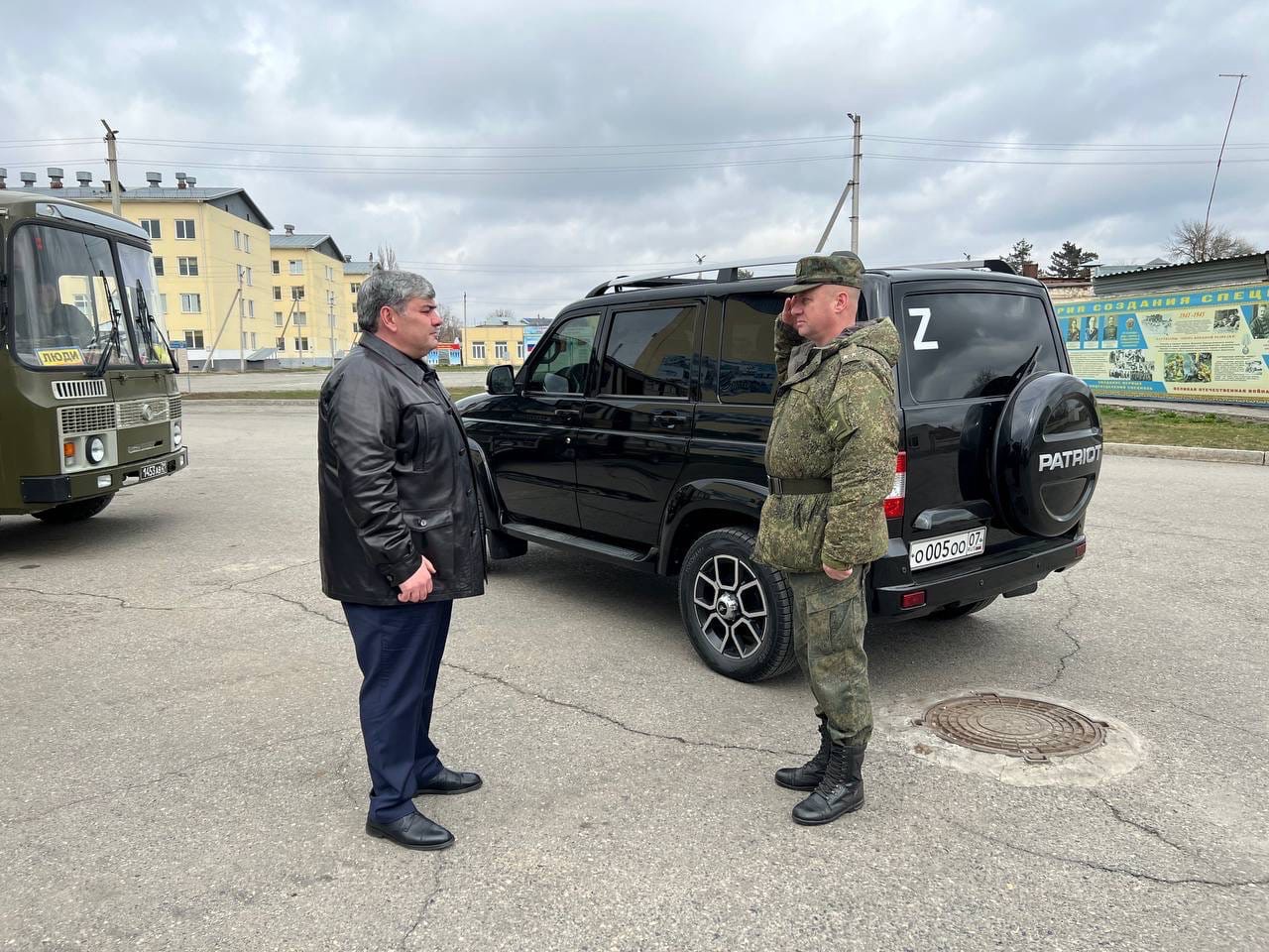 Казбек Коков встретился с военнослужащими войсковой части в Прохладном