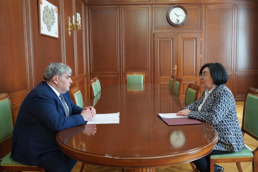 Казбек Коков провел рабочую встречу с руководителем Контрольно-счетной палаты КБР Диной Кясовой