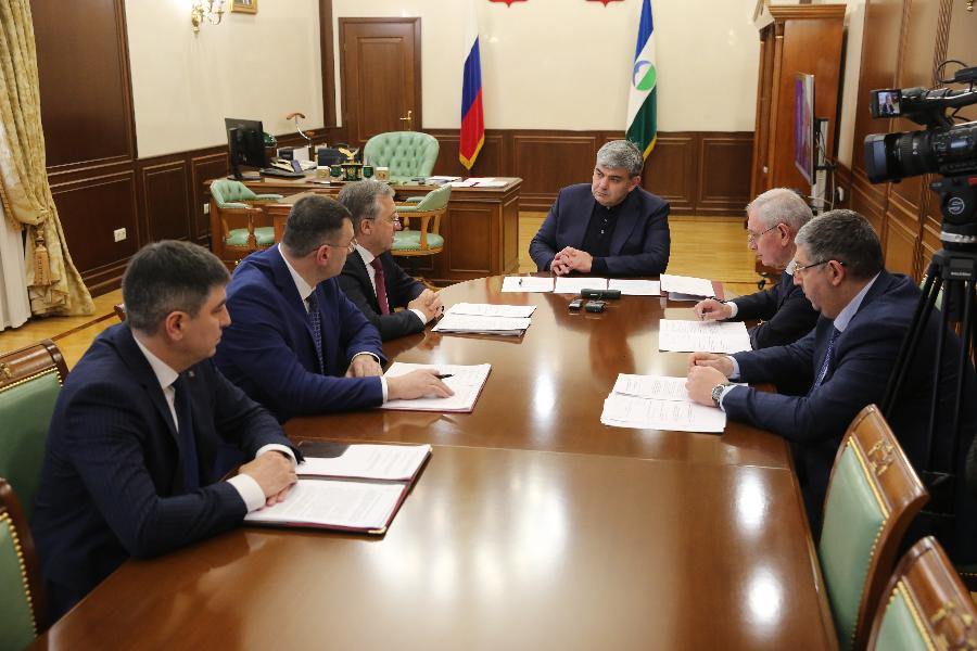 Казбек Коков вдвое увеличил вознаграждения спортсменам за высокие достижения и установил дополнительные выплаты медработникам