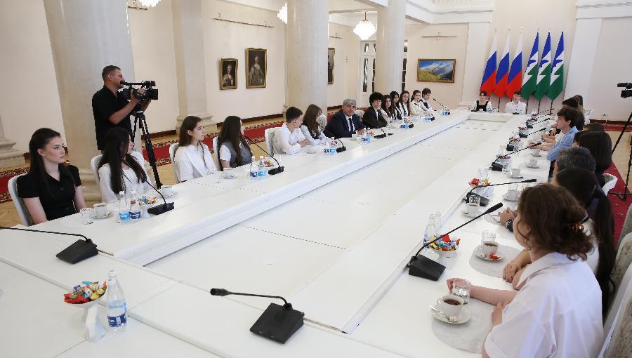 Казбек Коков провел встречу со стобалльниками и призерами всероссийских олимпиад