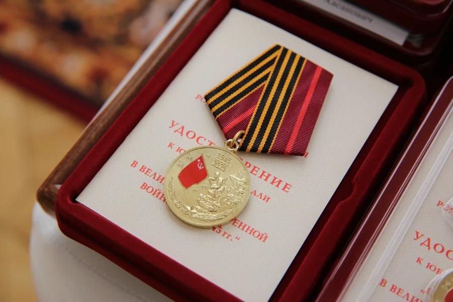 Глава КБР Казбек Коков вручил ветеранам Великой Отечественной войны, труженикам тыла, бывшим узникам немецко-фашистских лагерей памятные медали «80 лет Победы в Великой Отечественной войне 1941-1945гг.»