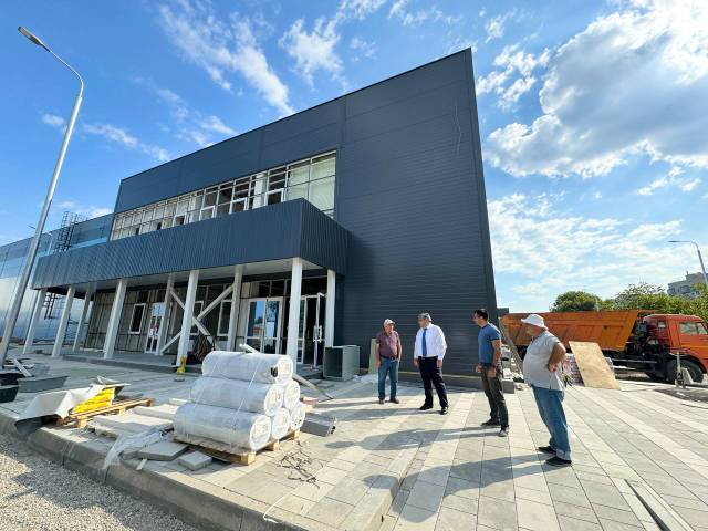 Казбек Коков посетил стройплощадку будущего Ледового дворца