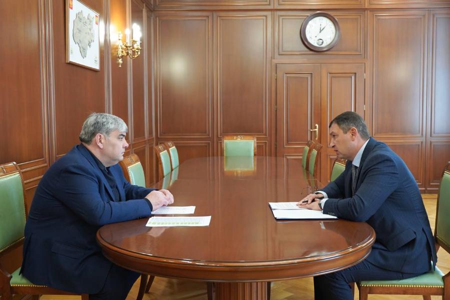 Глава КБР Казбек Коков провел рабочую встречу с руководителем Управления Федерального казначейства по КБР Шумахо Утижевым