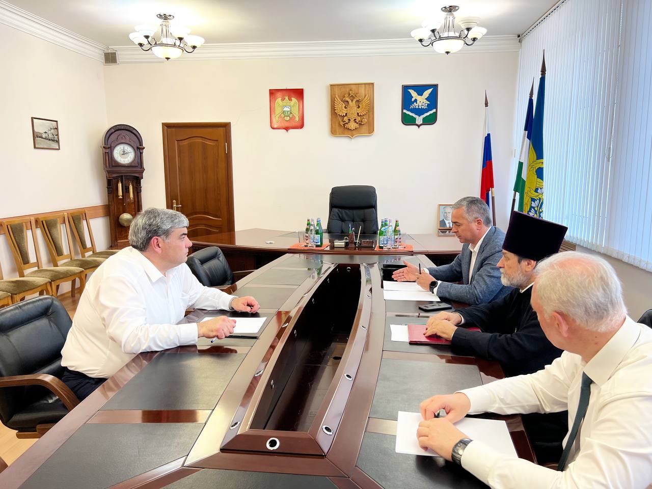 Казбек Коков обсудил с отцом Валентином ход строительства православных храмов 