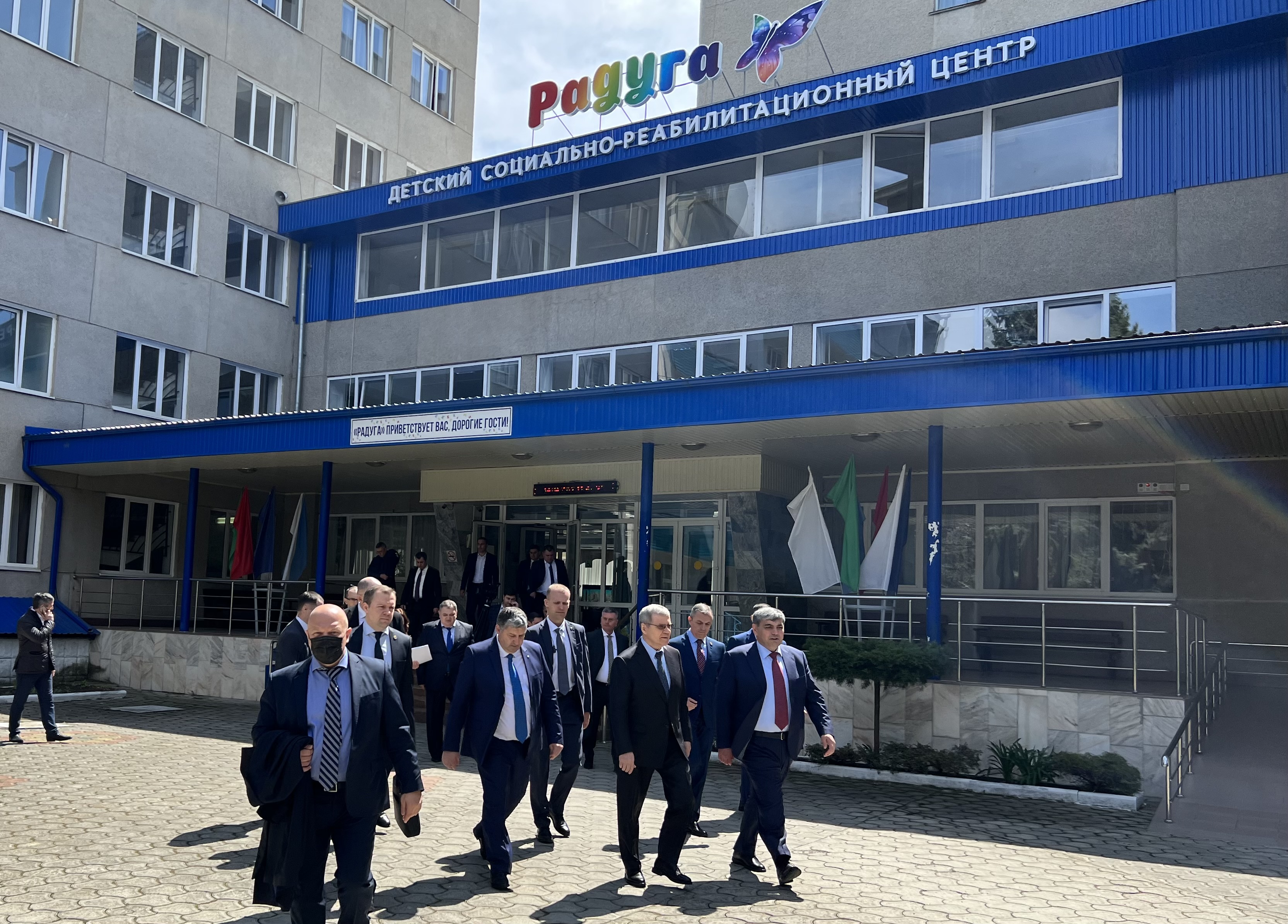 Полномочный представитель Президента РФ в СКФО Юрий Чайка навестил детей из ДНР в санатории «Радуга»