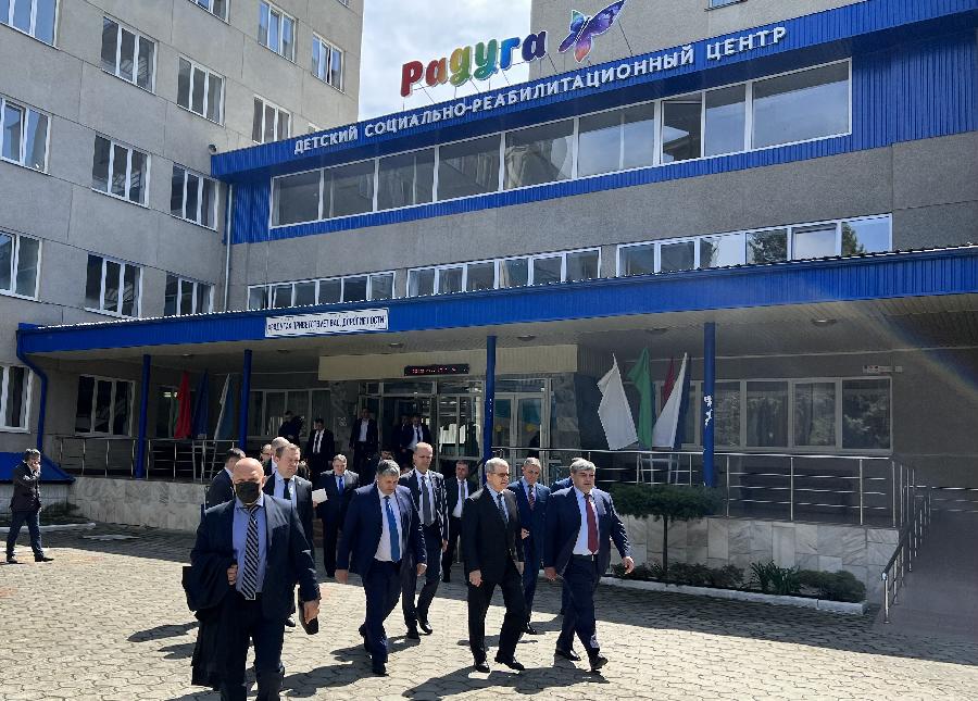 Полномочный представитель Президента РФ в СКФО Юрий Чайка навестил детей из ДНР в санатории «Радуга»