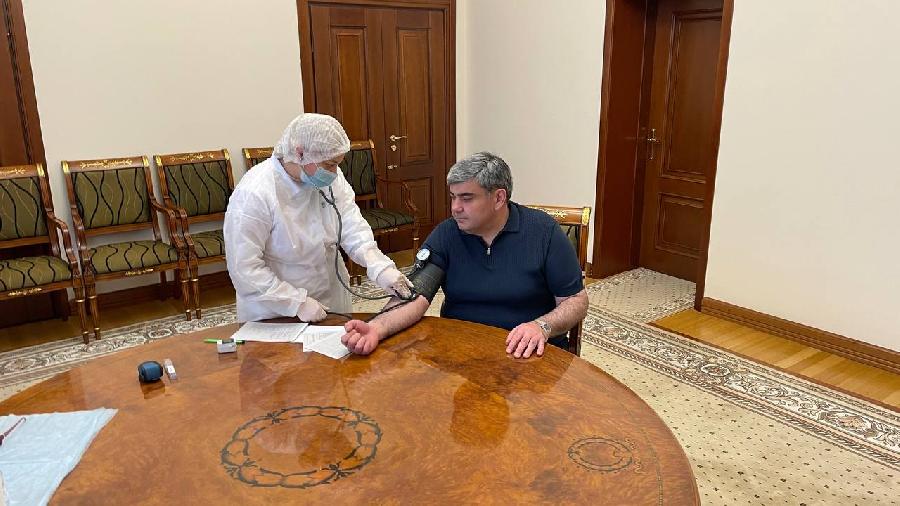 Казбек Коков прошел ревакцинацию против коронавирусной инфекции 