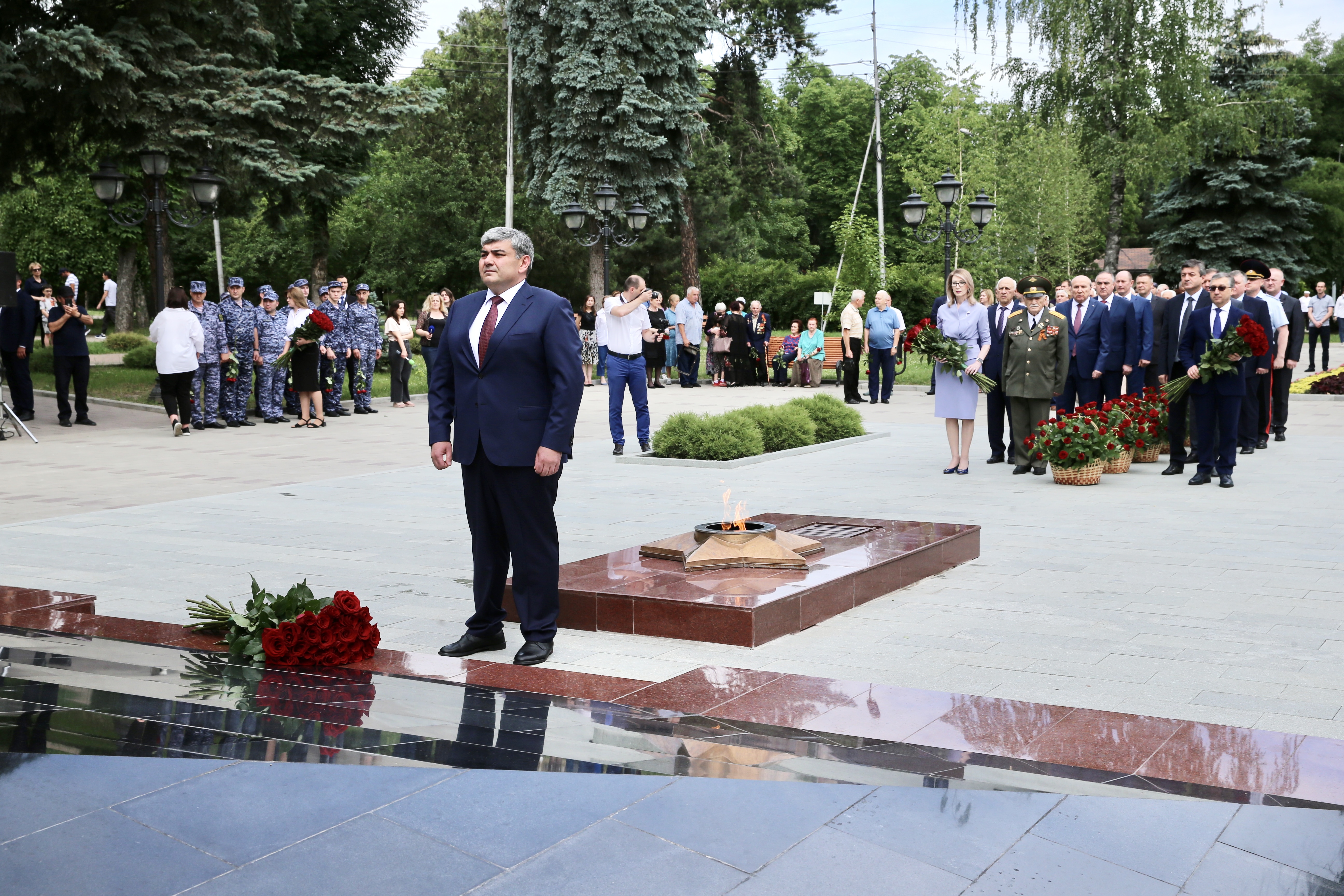 Глава КБР Казбек Коков возложил цветы к мемориалу Вечного огня славы
