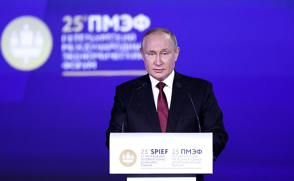 Президент РФ Владимир Путин принял участие в XXV Петербургском международном экономическом форуме