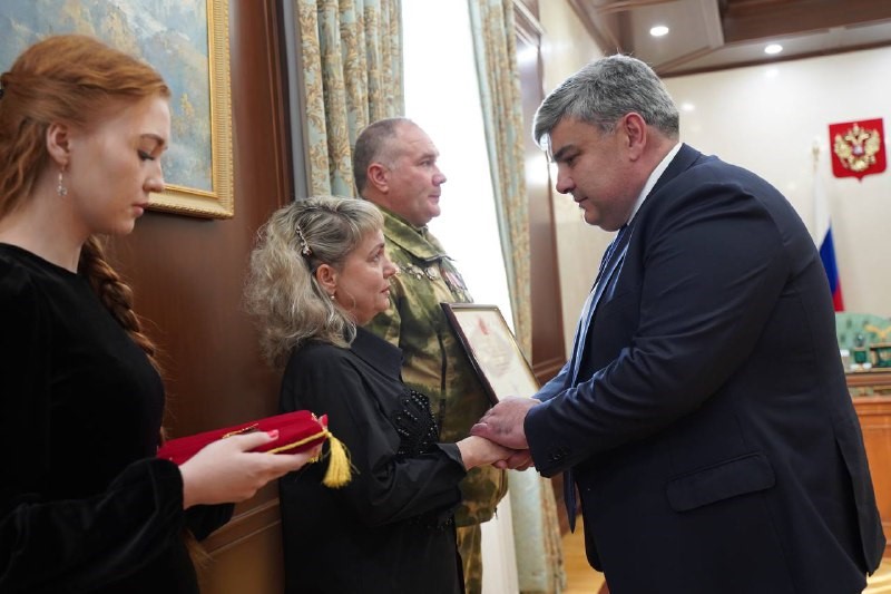 Глава КБР Казбек Коков, заместитель Министра обороны РФ – начальник ГВПУ ВС РФ Виктор Горемыкин и врио командующего войсками ЮВО Владимир Кочетков передали Золотую Звезду Героя России семье погибшего гвардии старшего лейтенанта Никиты Семочкина