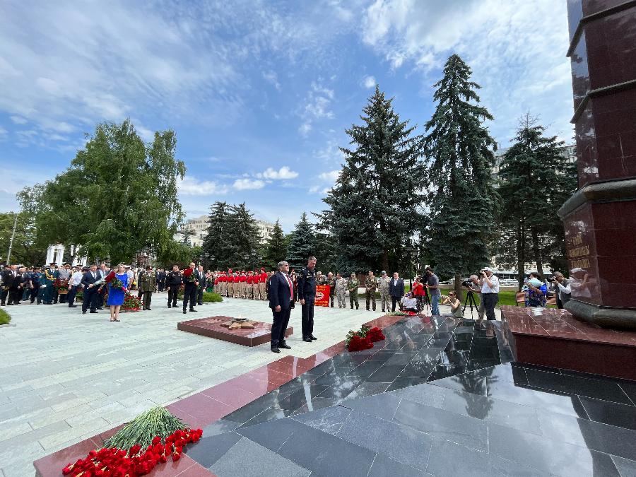 Возложение цветов к Вечному огню славы