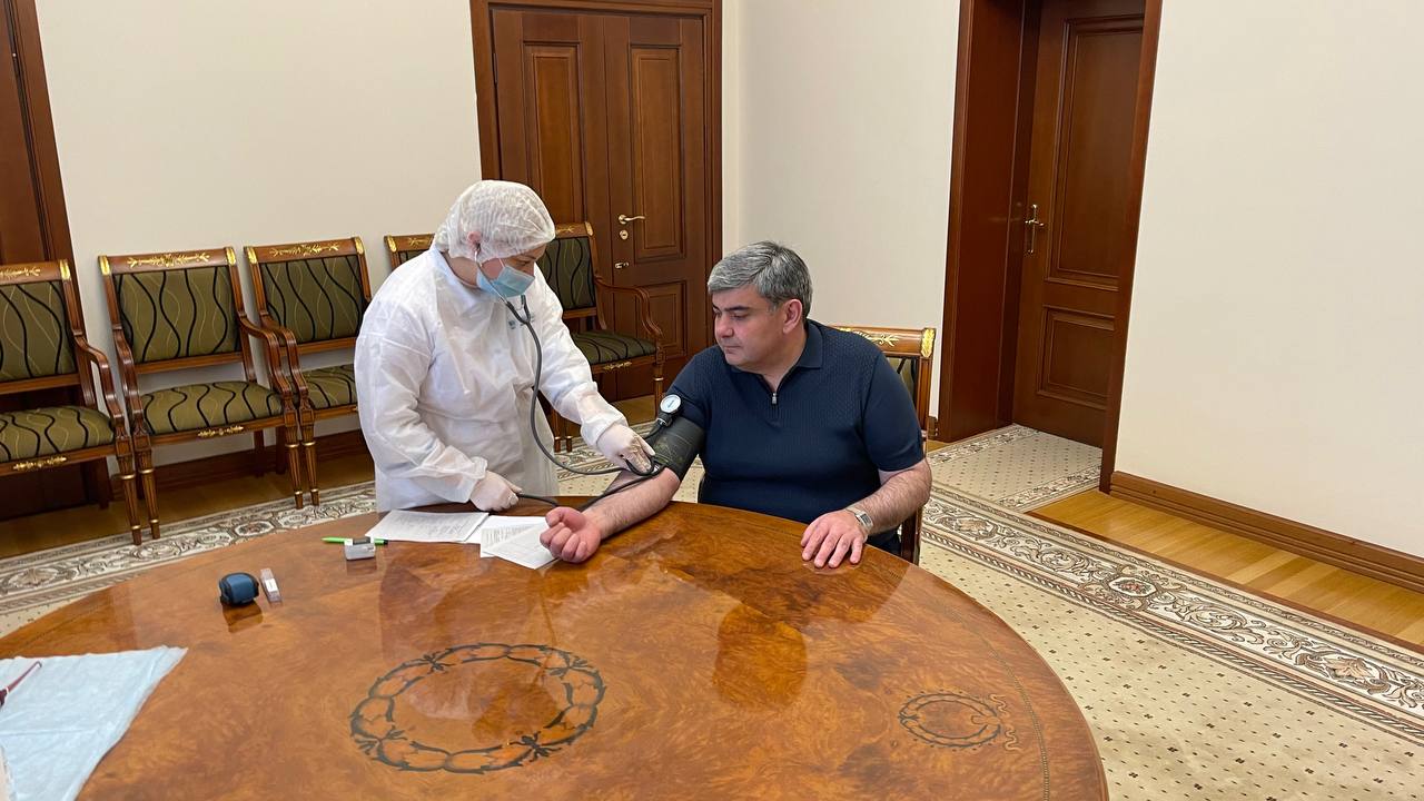 Казбек Коков прошел ревакцинацию против коронавирусной инфекции 