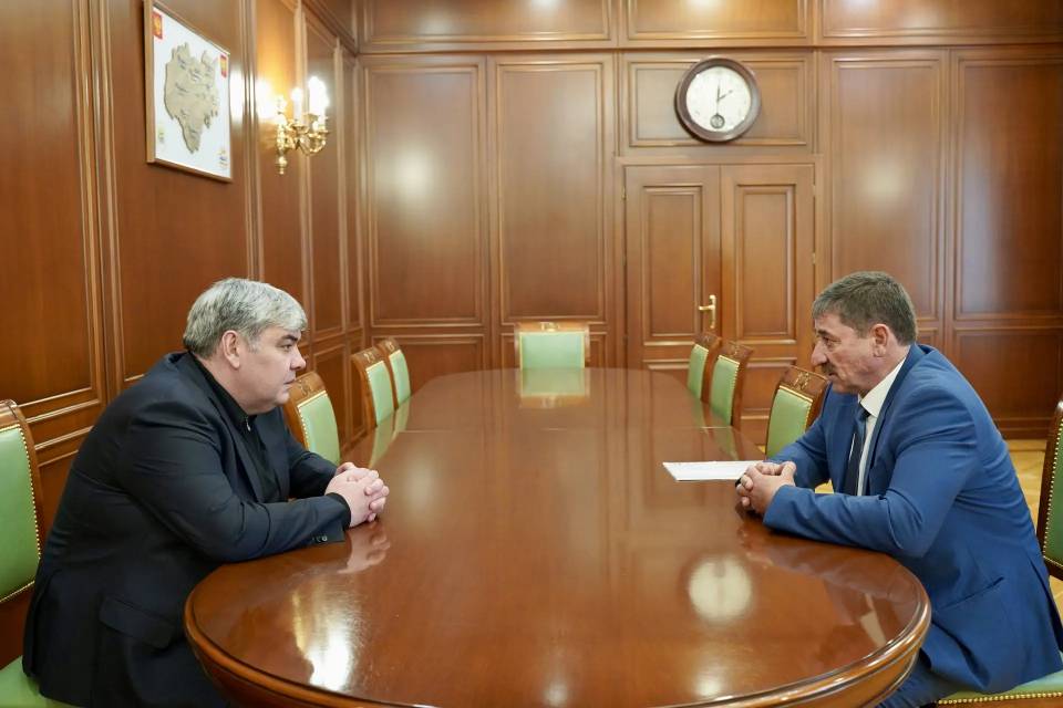 Казбек Коков провел рабочую встречу с директором Кабардино-Балкарского филиала «РусГидро» Виталием Тотровым