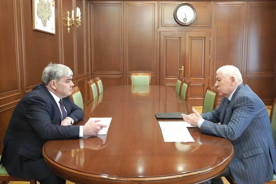 Казбек Коков провел рабочую встречу с управляющим Отделением фонда пенсионного и социального страхования РФ по КБР Николаем Баковым