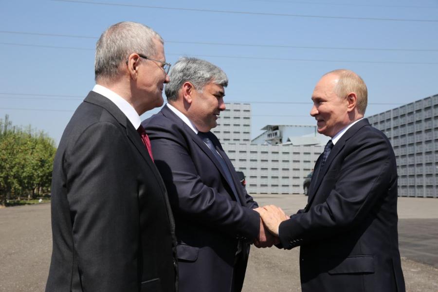 Президент России Владимир Путин в ходе рабочего визита в Кабардино-Балкарию посетил предприятие «Агро 07» в селении Герменчик