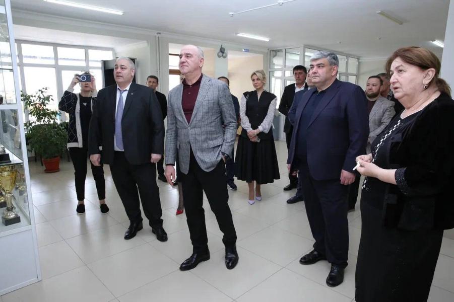 Казбек Коков и Рашид Темрезов посетили школу в селении Аушигер