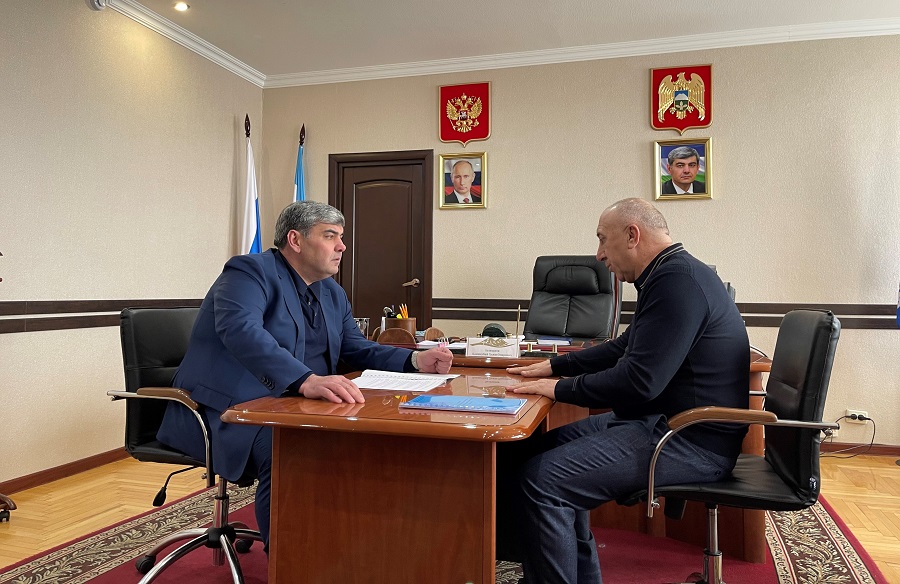 В ходе поездки в Эльбрусский район Казбек Коков провел рабочую встречу с главой администрации муниципалитета Каншаубием Залихановым 