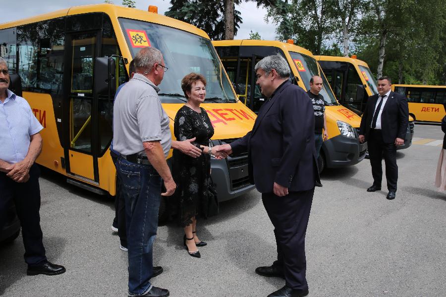 В муниципалитеты республики переданы 20 школьных автобусов