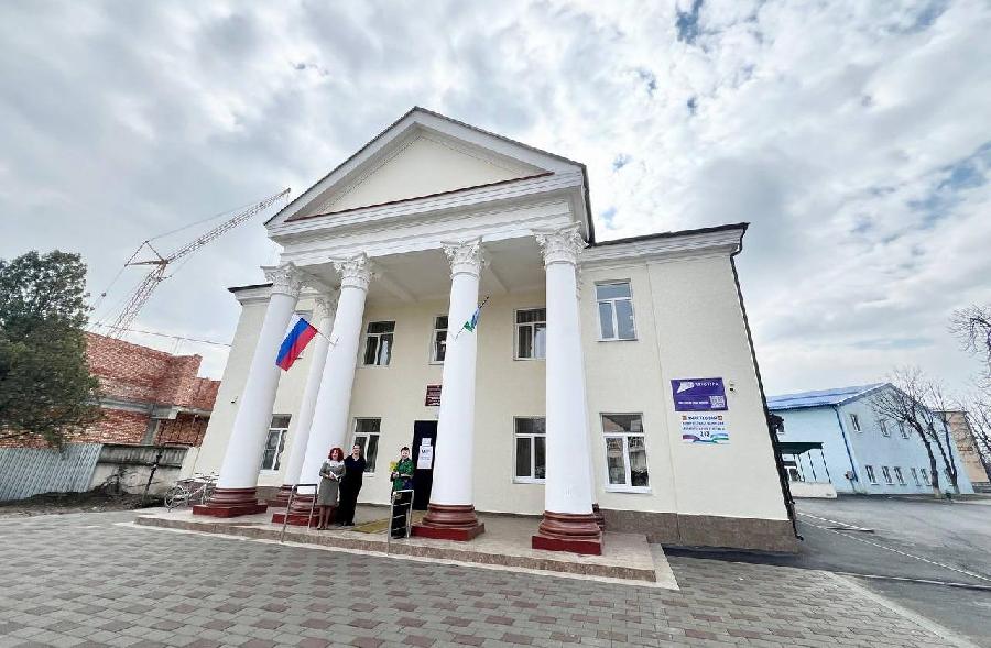 Казбек Коков посетил в Прохладном отремонтированную по нацпроекту школу искусств