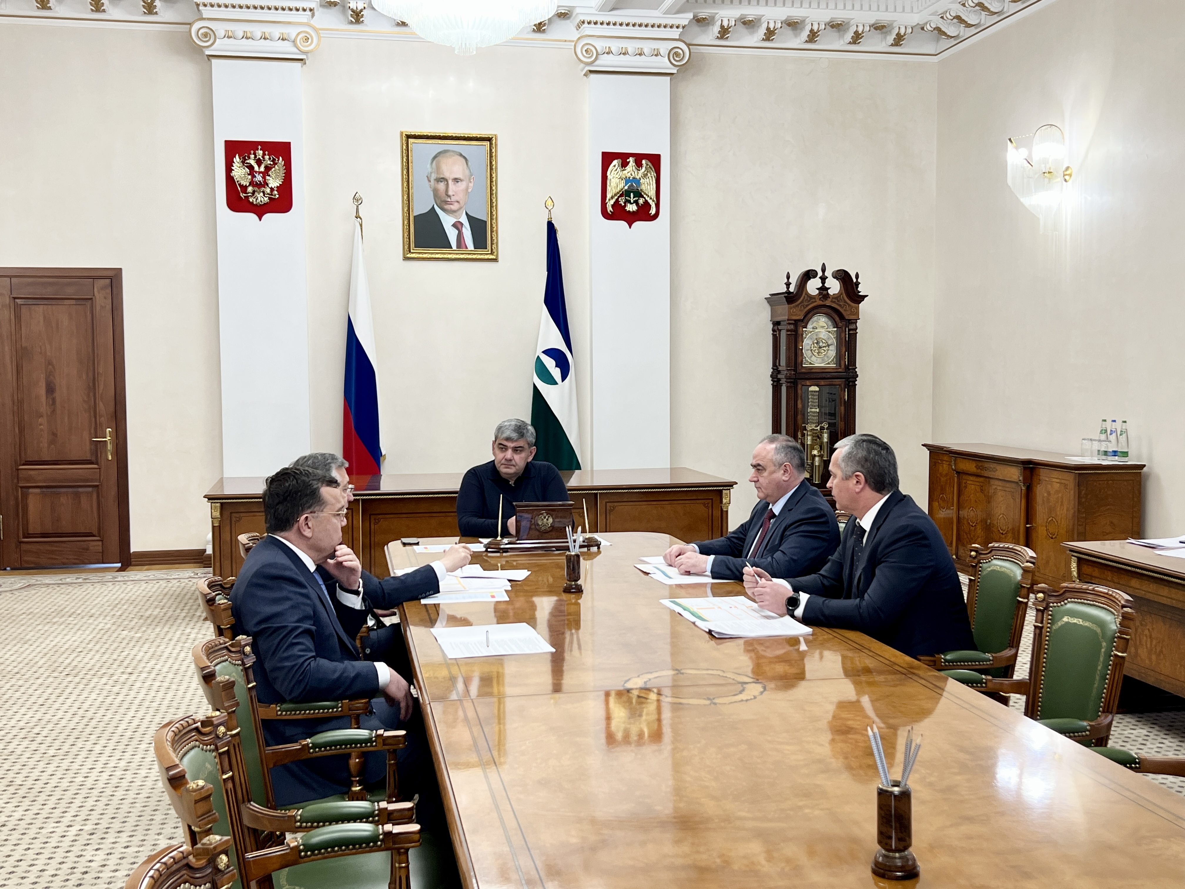 Казбек Коков провел совещание по вопросам капитального строительства
