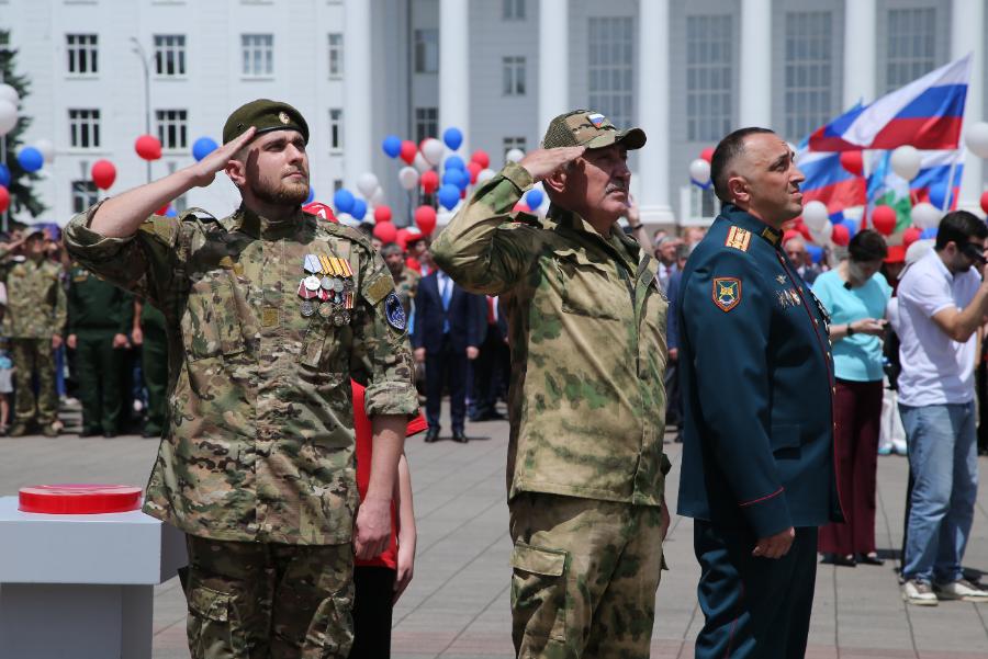 В Нальчике в честь Дня России подняли государственные флаги