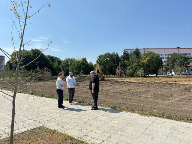 Глава КБР Казбек Коков проинспектировал благоустройство больничного городка и парка Здоровья в Нальчике