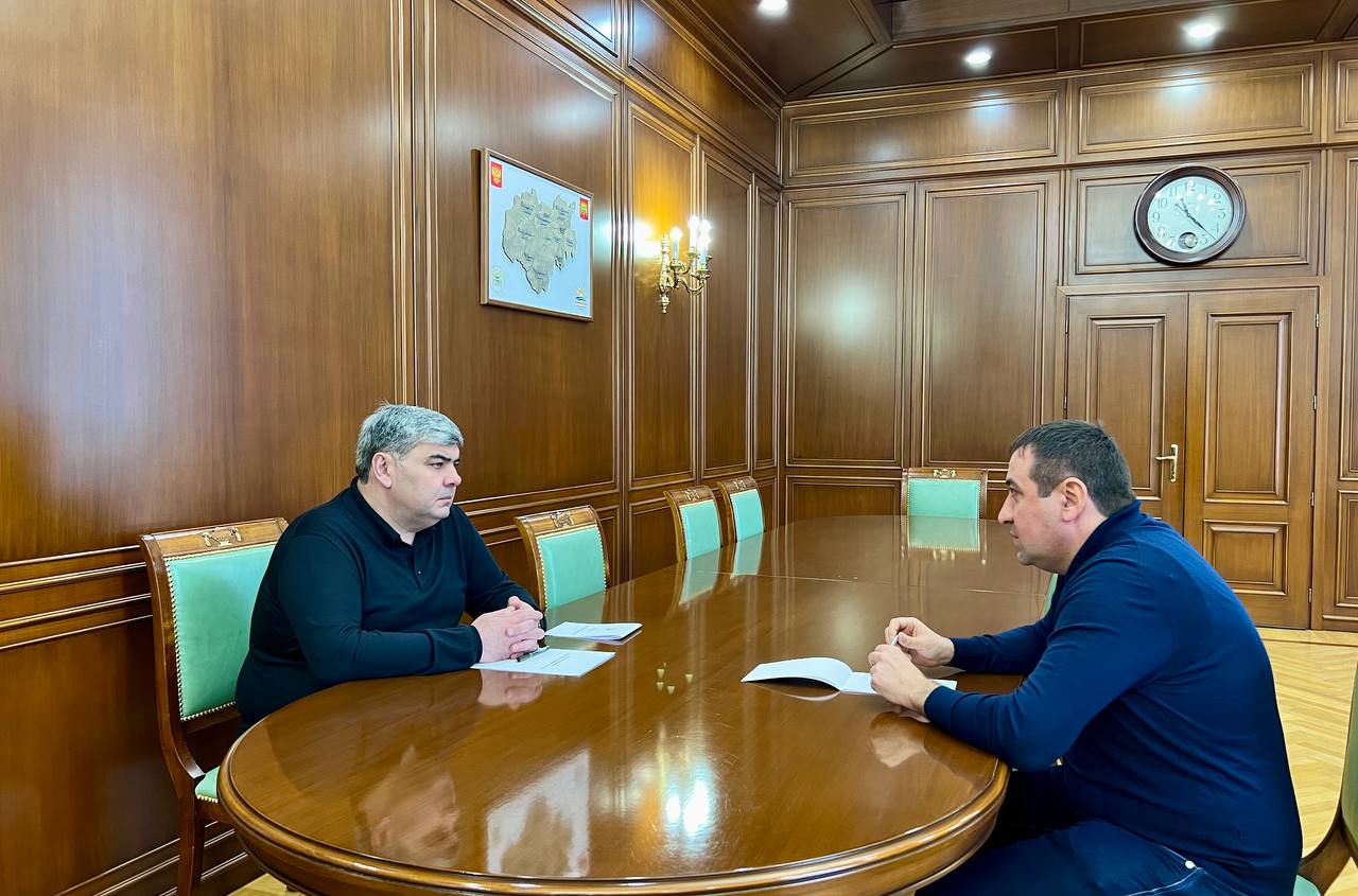 Глава КБР Казбек Коков провел рабочую встречу с министром здравоохранения республики Рустамом Калибатовым